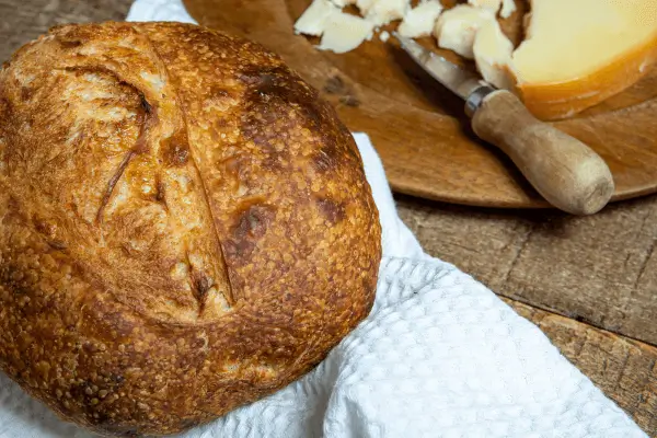 Pão de Fermentação Natural Recheado com Queijo e Ervas